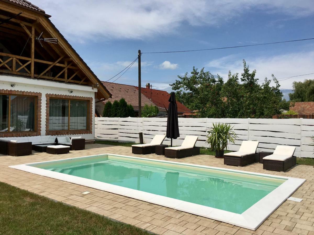 Villa Maximilian Balatonkeresztúr Exteriör bild